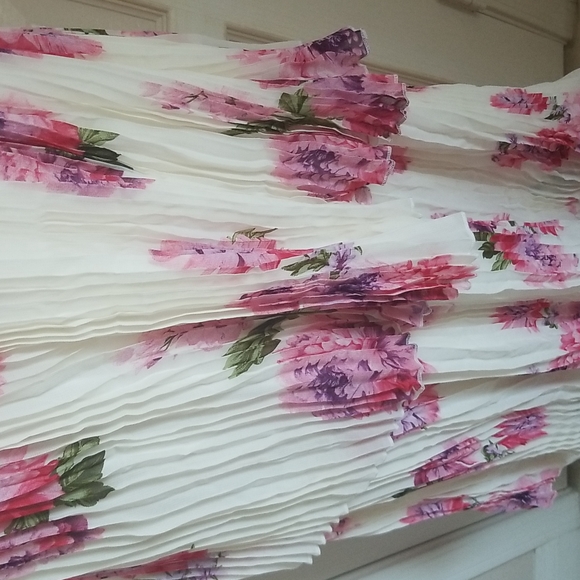 Tier of Roses Off the Shoulder Maxi NWOT - Picture 4 of 6